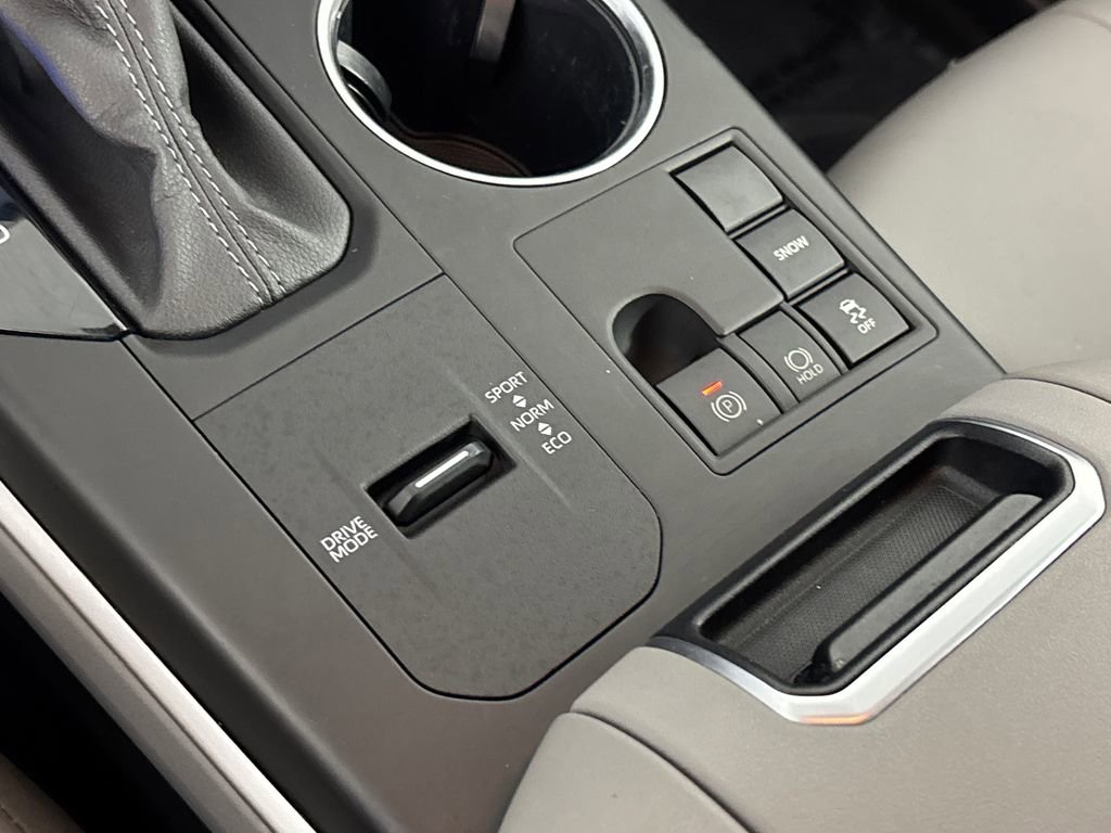 Used 2023 Toyota Highlander XLE image 24