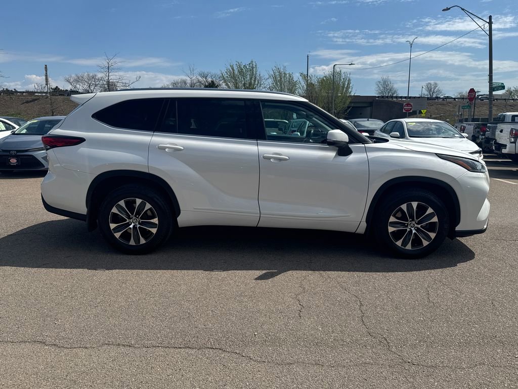 Used 2021 Toyota Highlander XLE AWD/4WD image 11