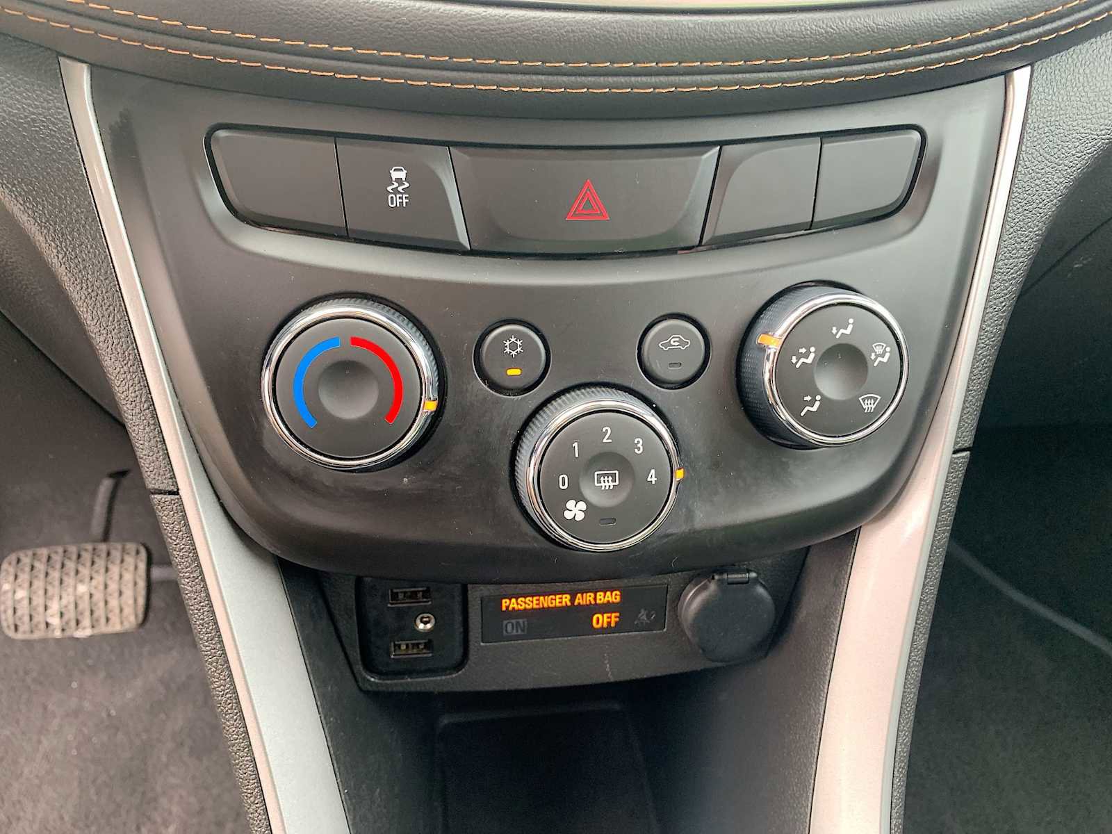 Certified 2022 Chevrolet Trax LT w/ Midnight Edition image 17