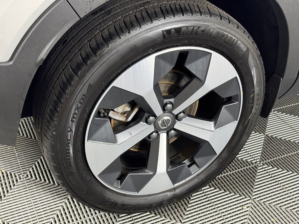Certified 2025 Volvo XC40 B5 Plus AWD/4WD image 8