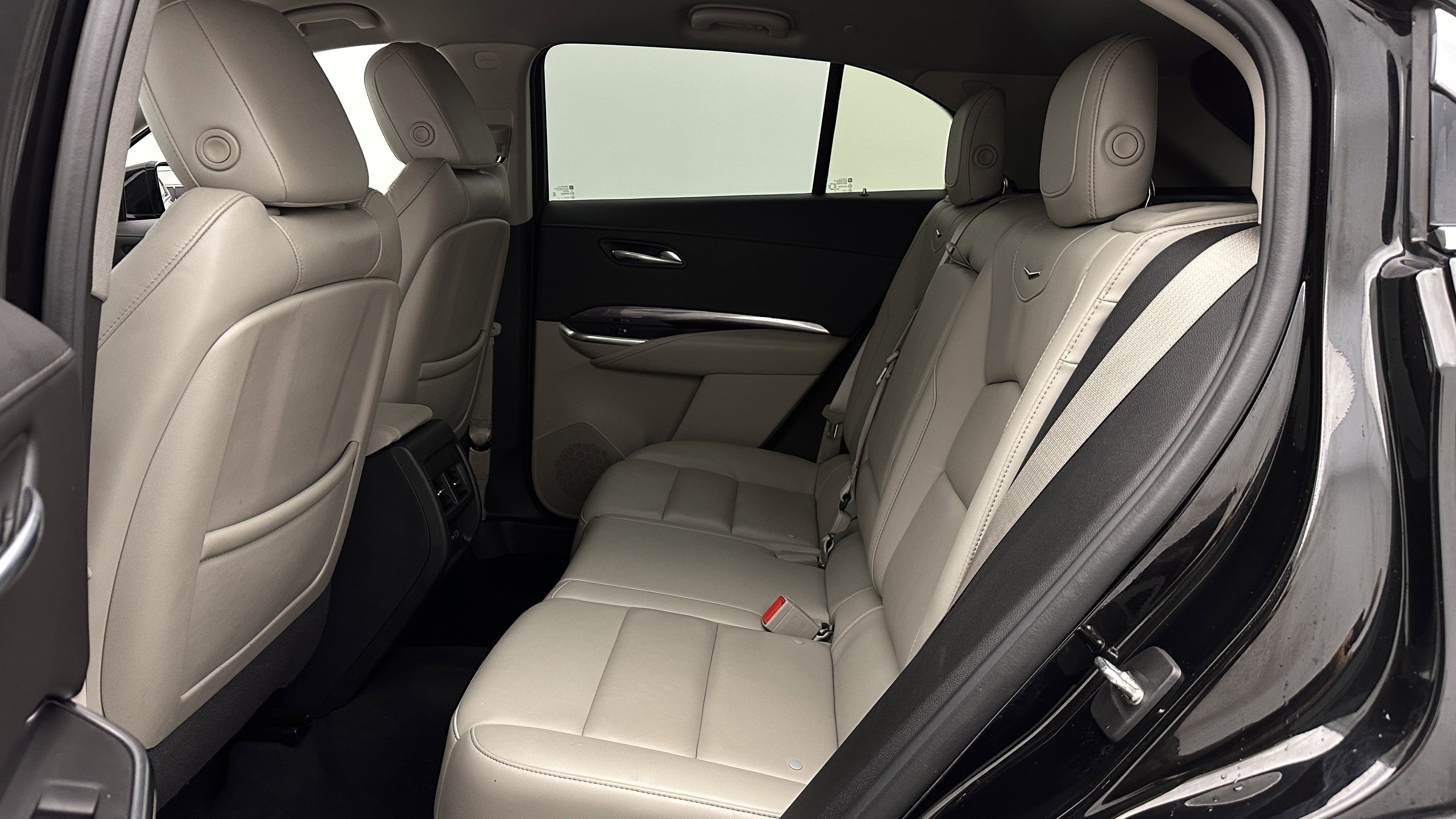 Used 2021 Cadillac XT4 Luxury w/ Cold Weather Package FWD image 25