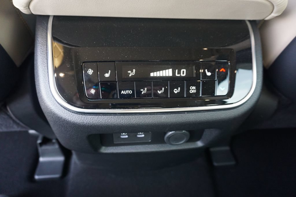Used 2025 Nissan Armada Platinum RWD image 16