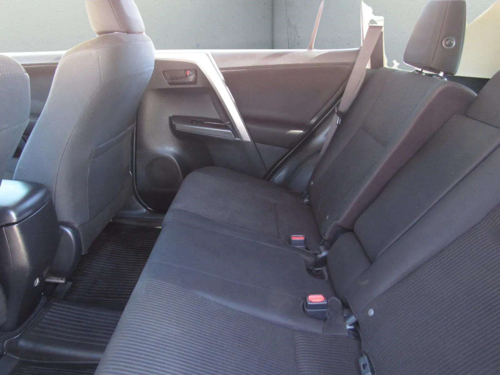 Used 2018 Toyota RAV4 LE FWD image 13