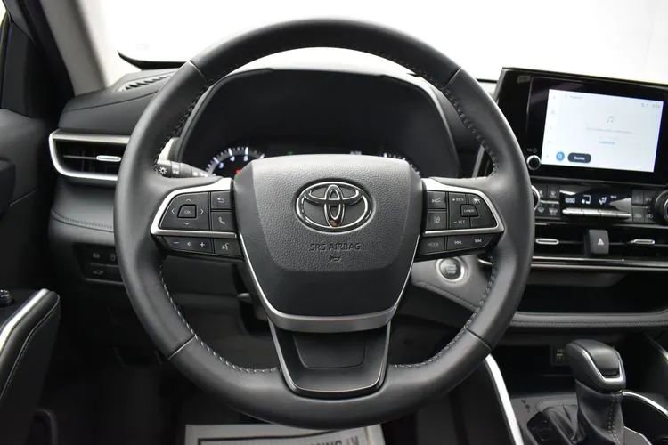 Used 2025 Toyota Highlander LE FWD image 20