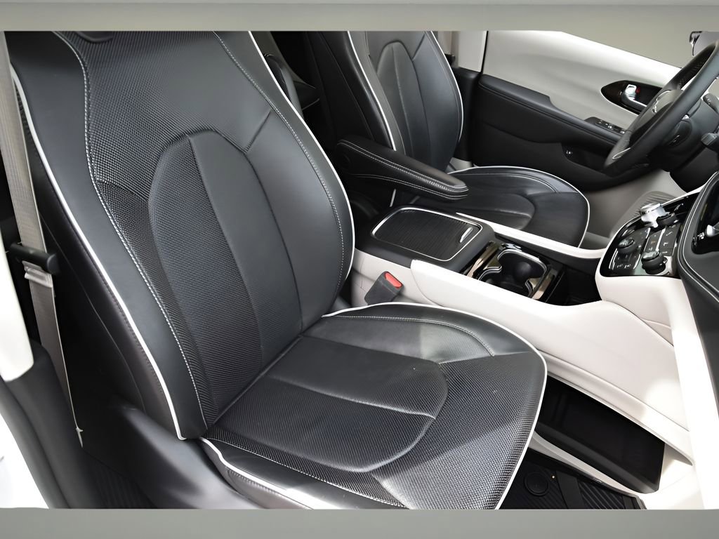 Used 2023 Chrysler Pacifica Limited w/ Uconnect Theater Family Group image 31
