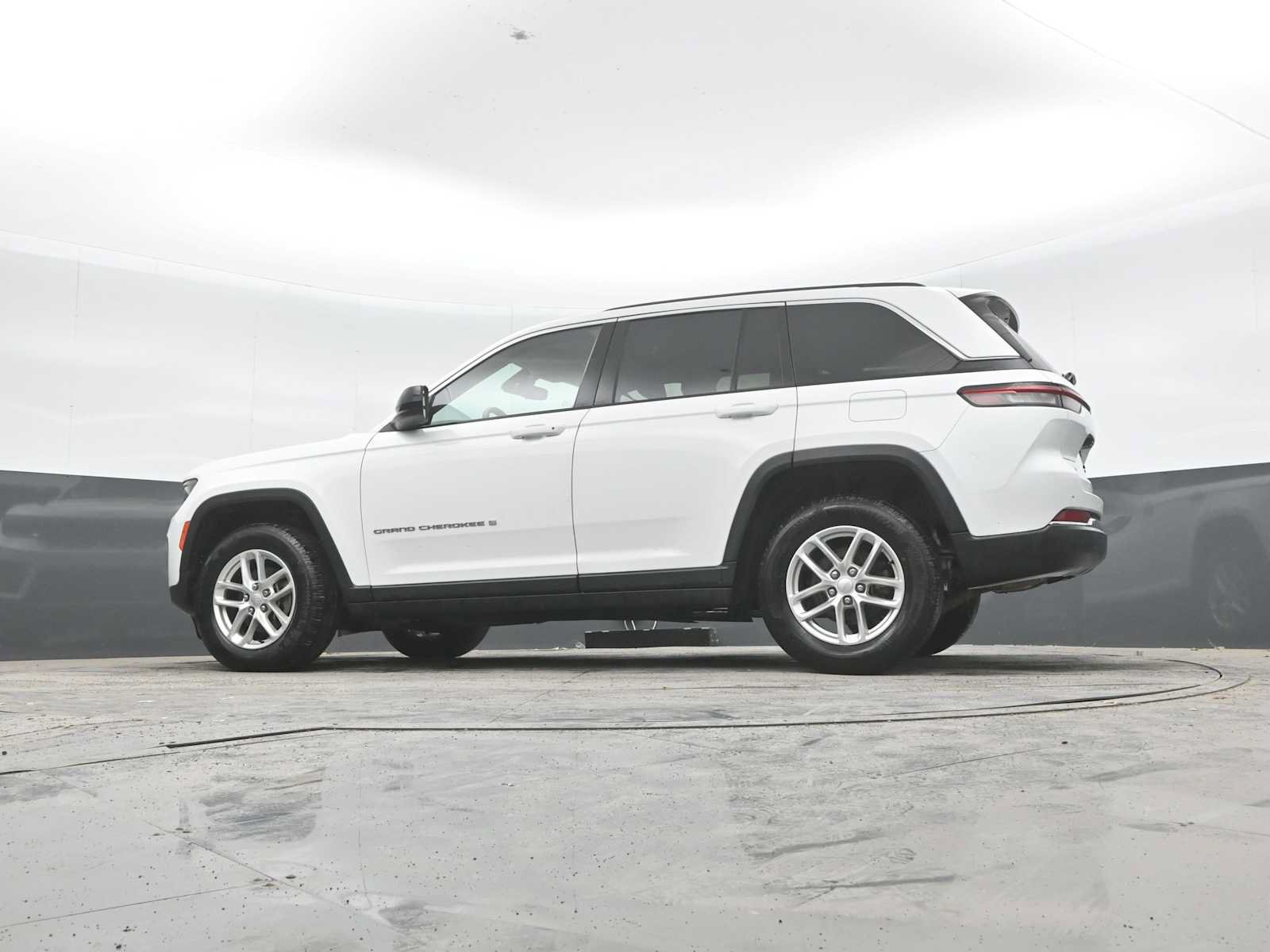 Used 2023 Jeep Grand Cherokee Laredo AWD/4WD image 24