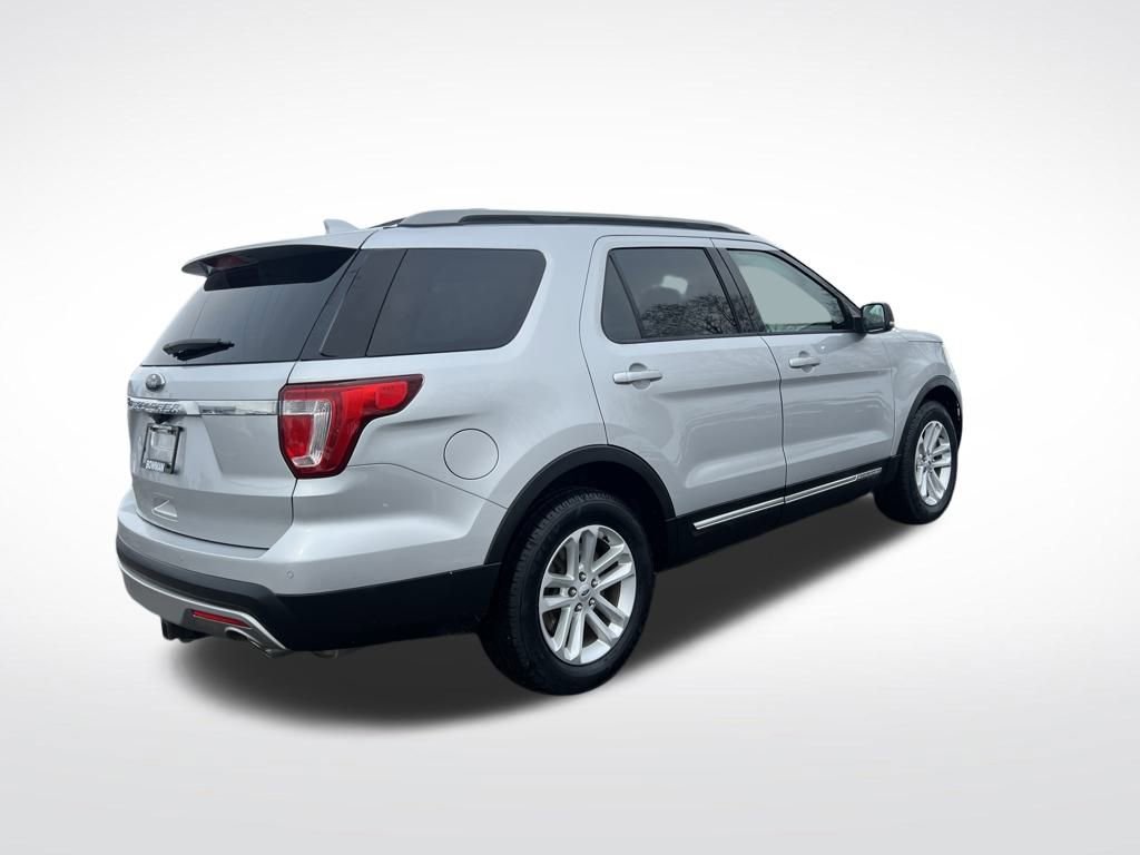 Used 2017 Ford Explorer XLT w/ Equipment Group 202A image 6