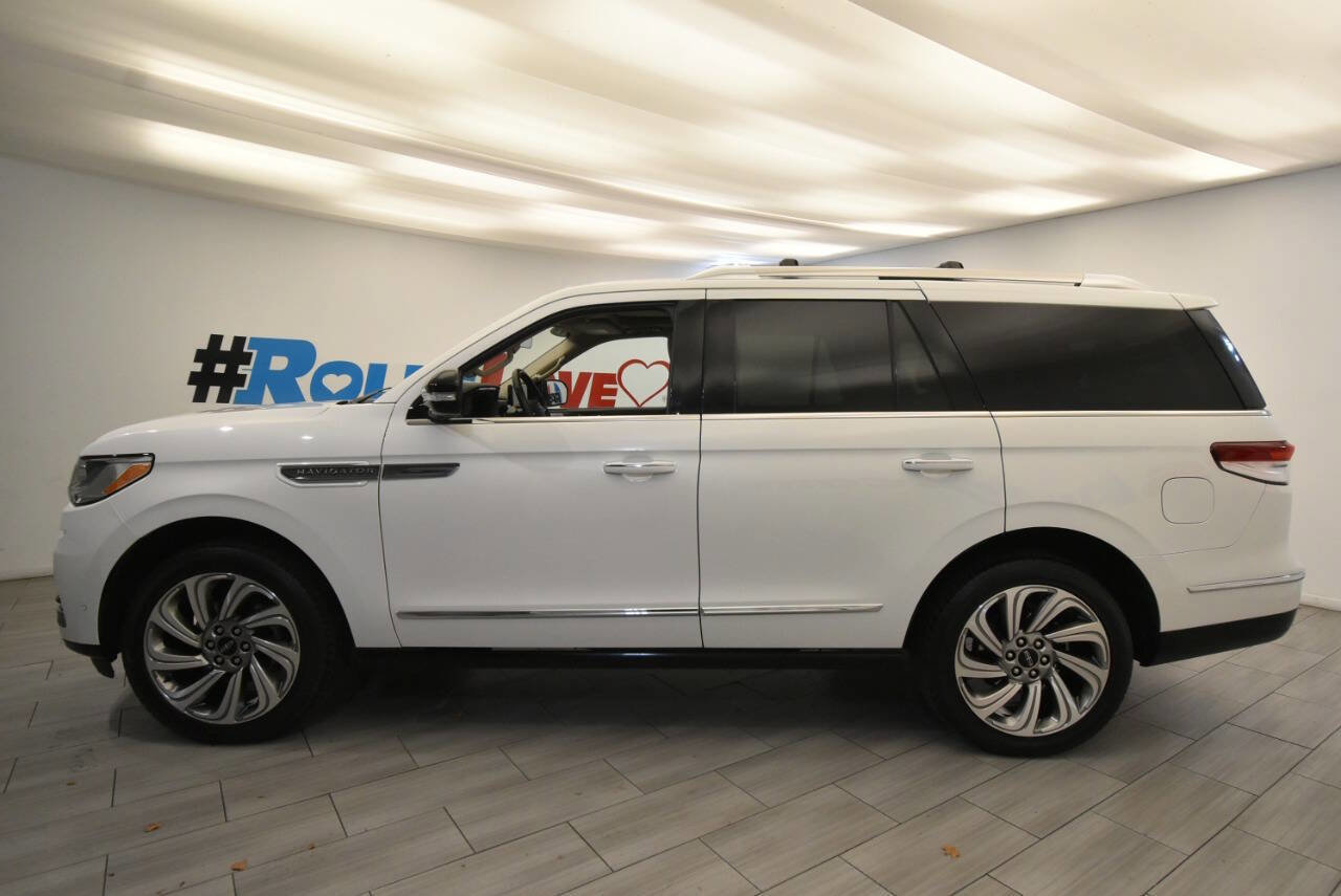 Used 2022 Lincoln Navigator Reserve image 2