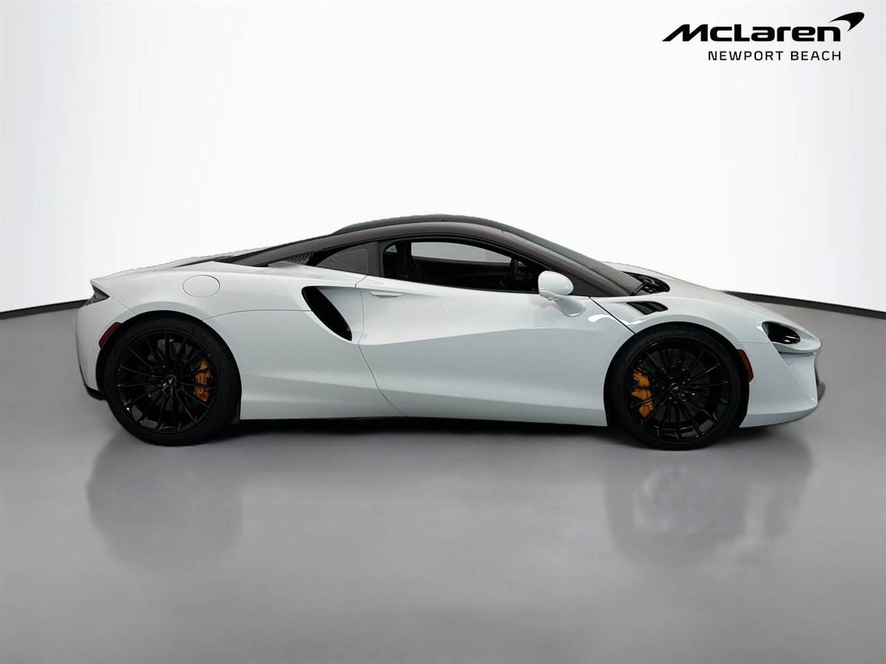 Used 2025 McLaren Artura RWD image 25