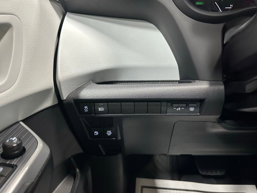 Used 2025 Toyota Sienna LE FWD image 17