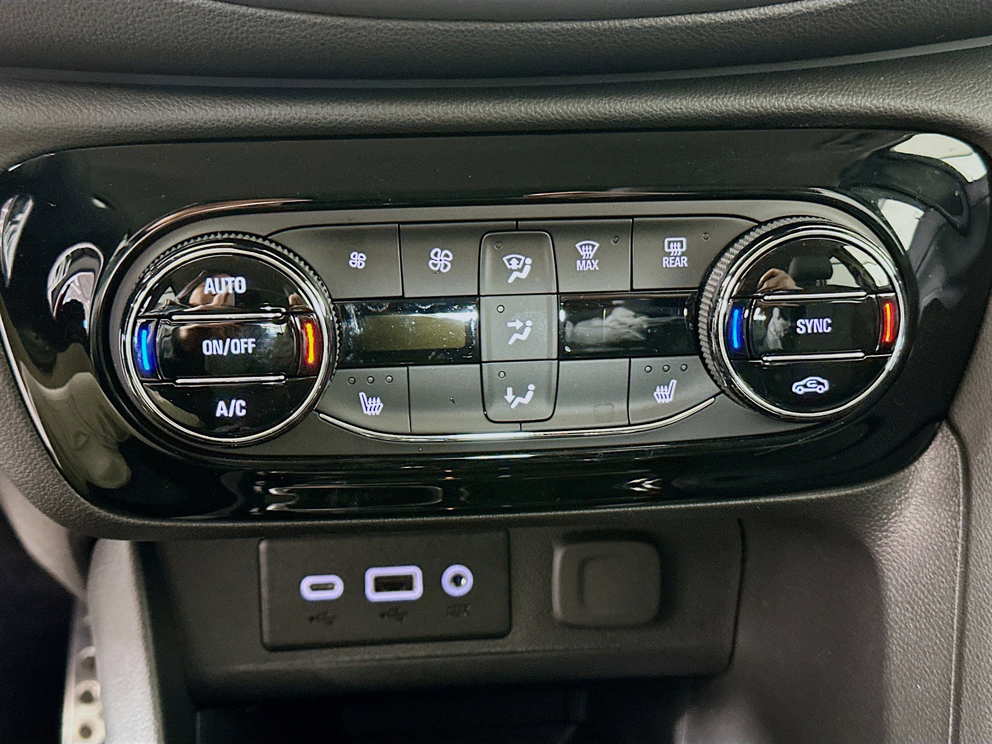 Used 2023 Buick Encore GX Select w/ Sport Touring Package image 23