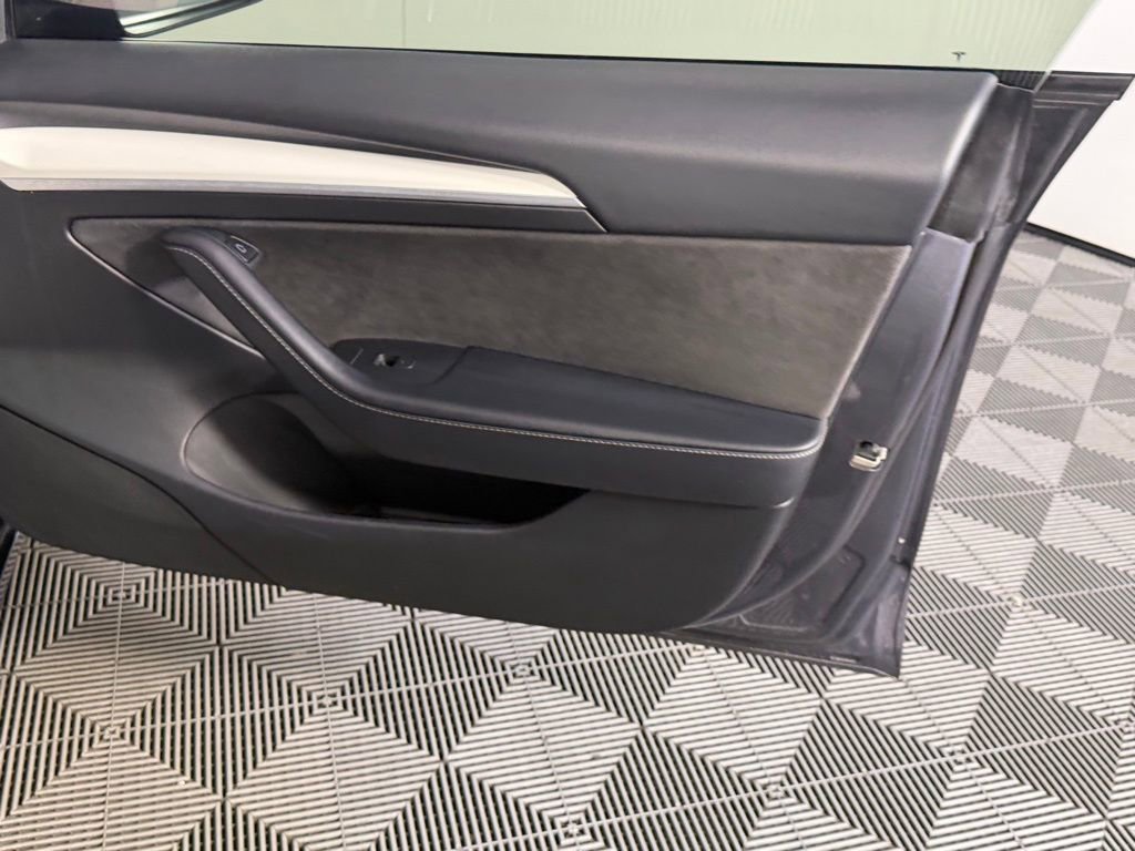 Used 2023 Tesla Model 3 Standard Range image 32