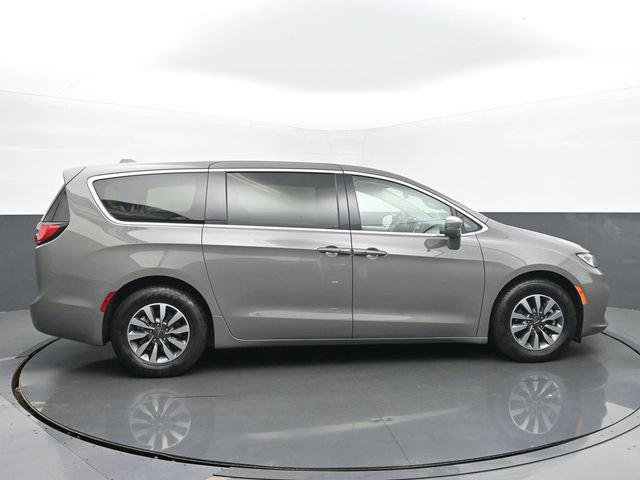 Used 2022 Chrysler Pacifica Touring-L image 6