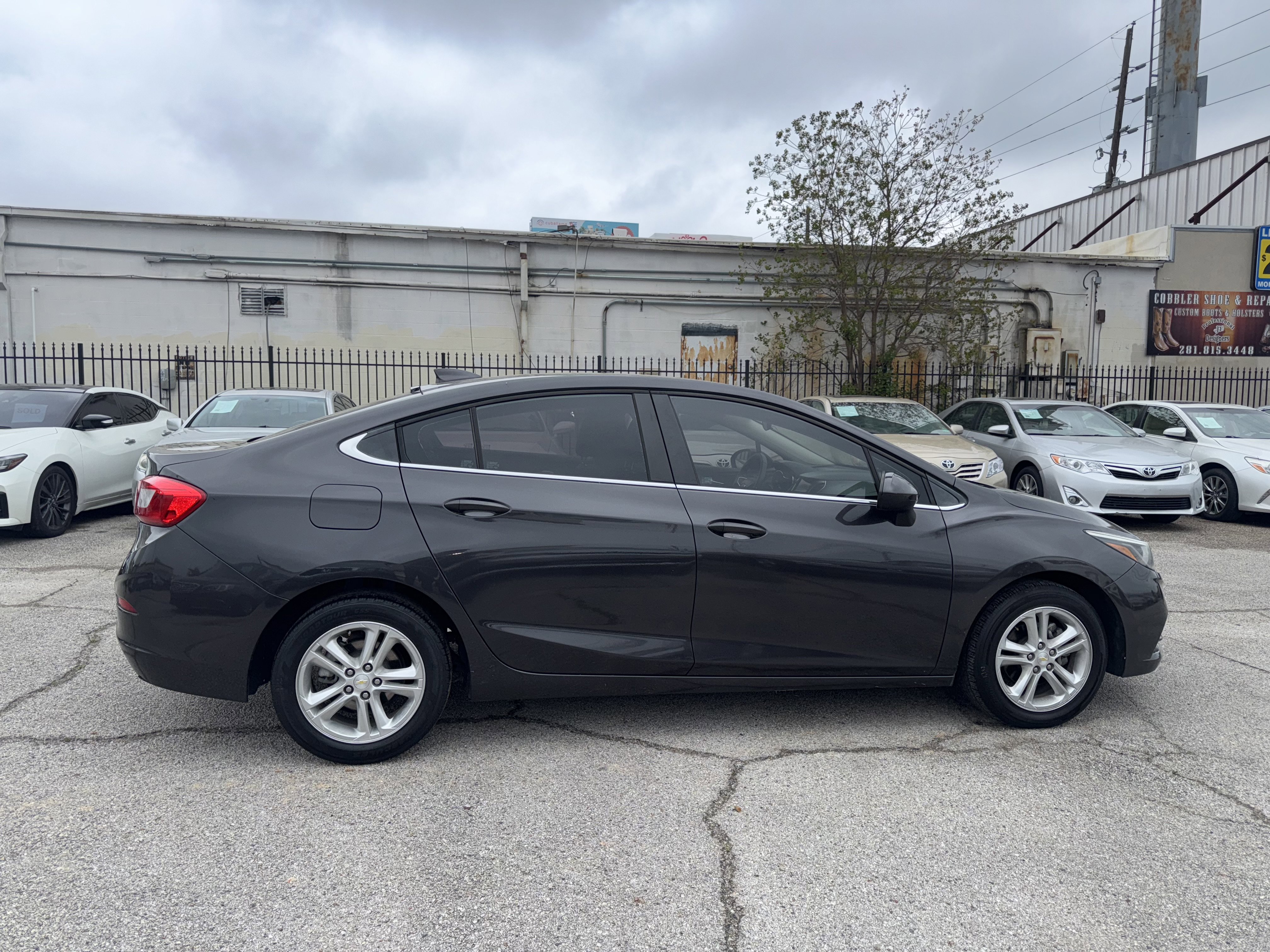 Used 2017 Chevrolet Cruze LT image 5