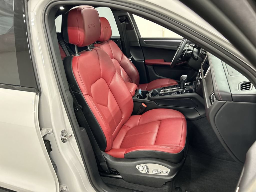 Certified 2025 Porsche Macan GTS AWD/4WD image 24