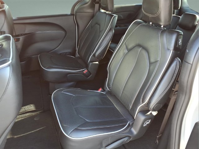 Used 2025 Chrysler Pacifica Limited FWD image 29