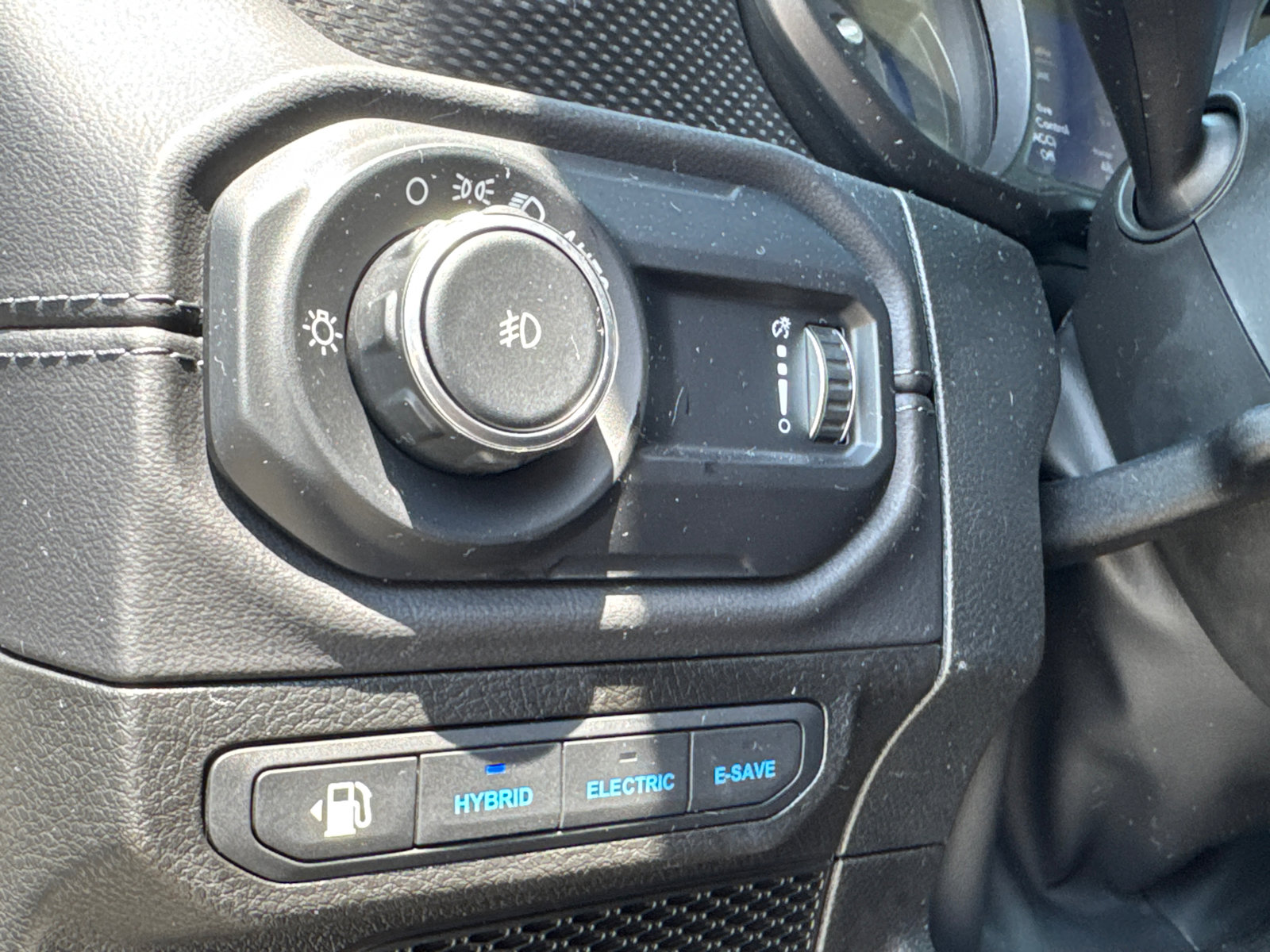 Used 2025 Jeep Wrangler Unlimited Rubicon 4xe w/ Convenience Group AWD/4WD image 34