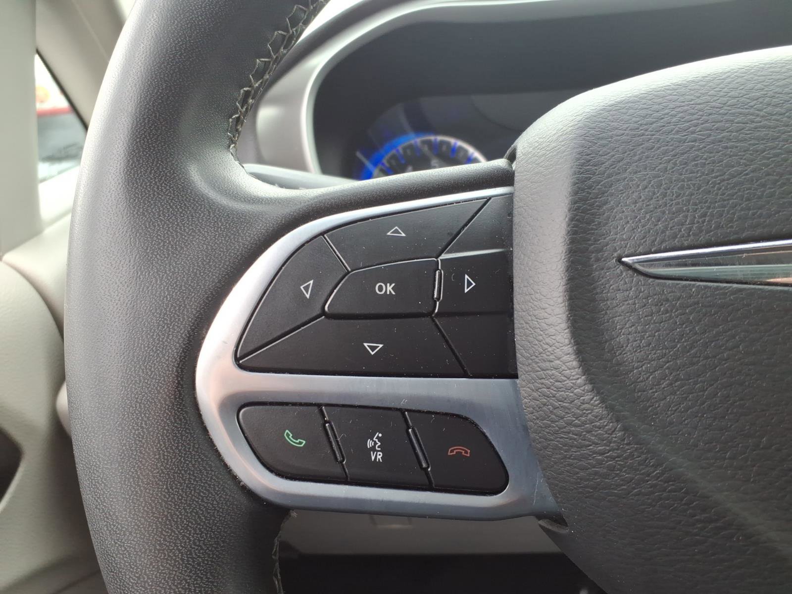 Used 2022 Chrysler Pacifica Touring-L image 22