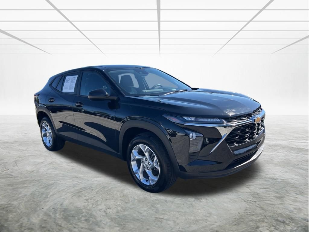 Used 2025 Chevrolet Trax LS w/ LS Convenience Package FWD image 2