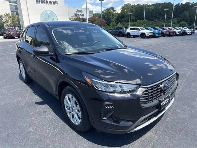 Used 2025 Ford Escape Active w/ Cold Weather Package FWD image 1