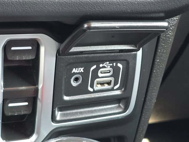 Used 2025 Jeep Wrangler Unlimited Sahara AWD/4WD image 21