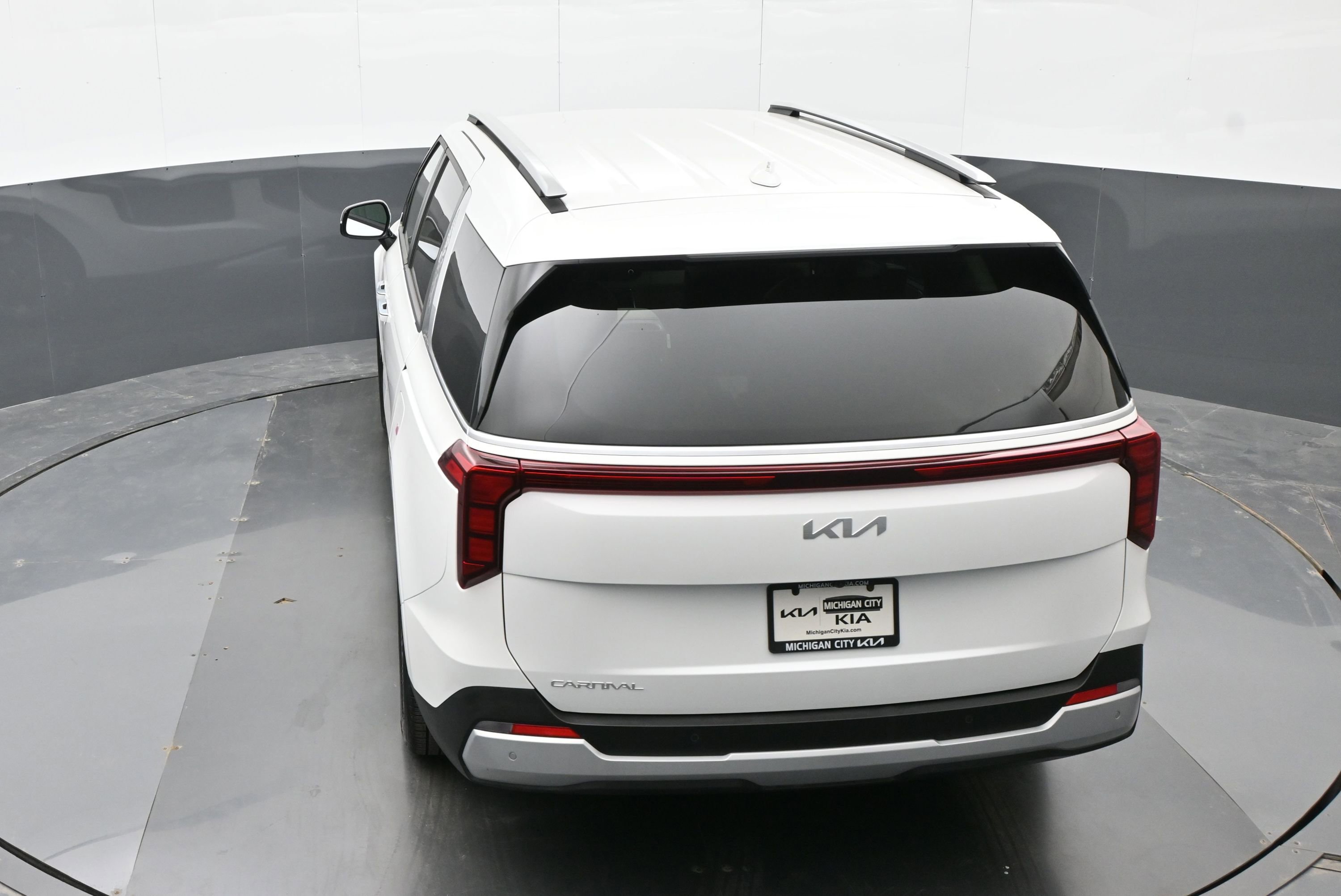 Used 2025 Kia Carnival EX image 22