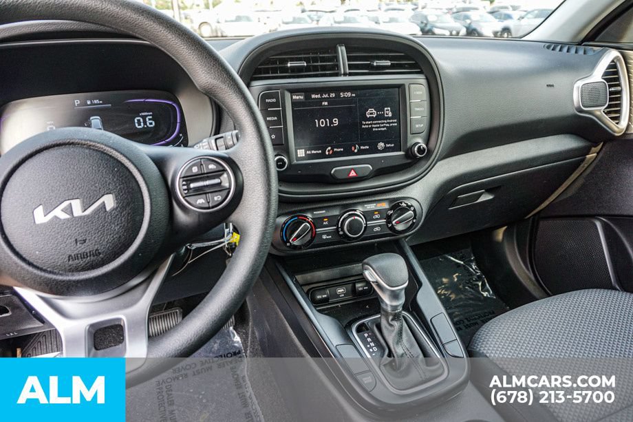 Used 2025 Kia Soul LX w/ LX Technology Package FWD image 32