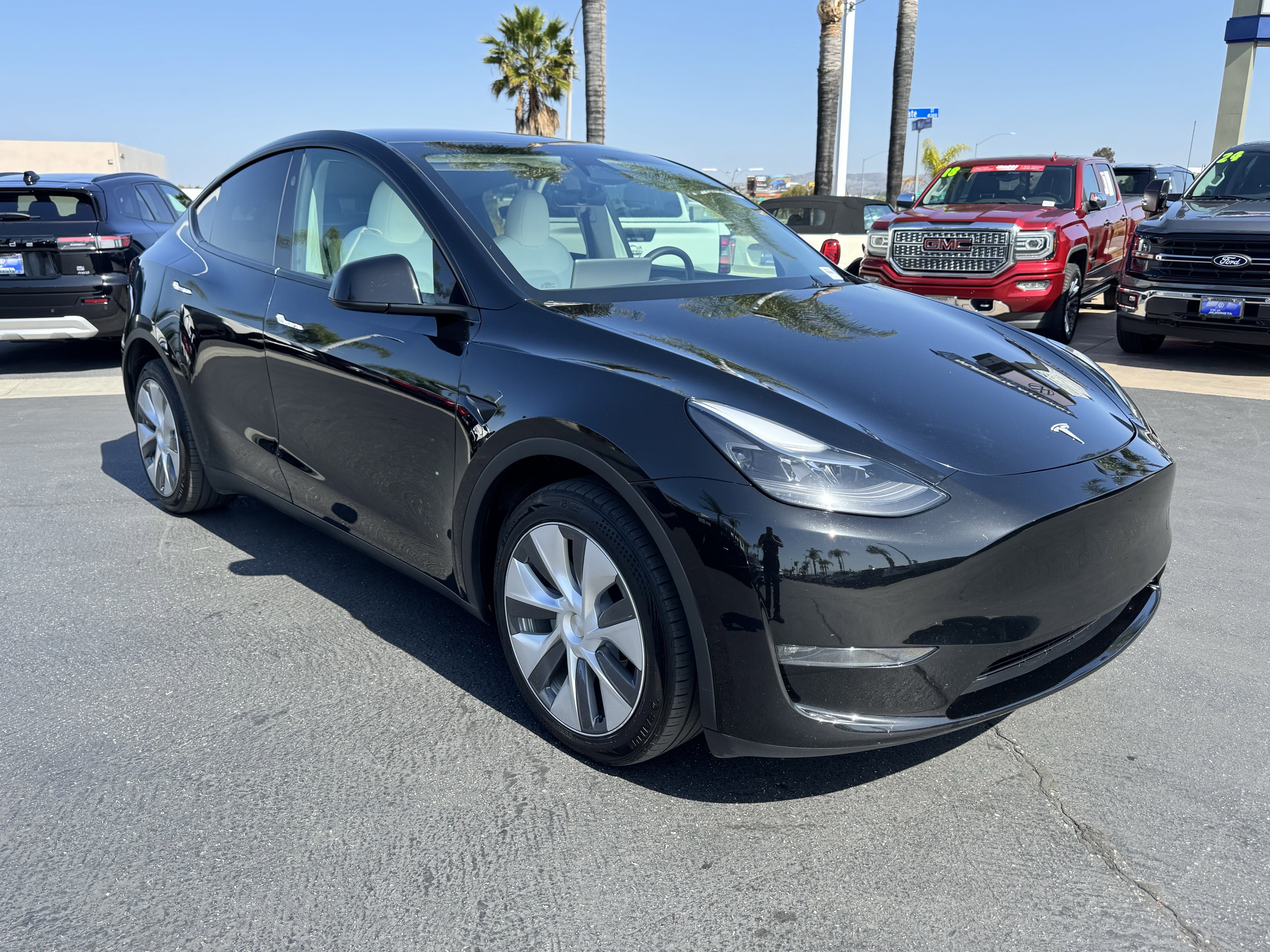 Used 2024 Tesla Model Y Long Range AWD/4WD image 2