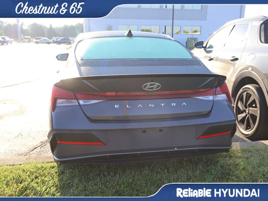Used 2025 Hyundai Elantra Sport FWD image 17