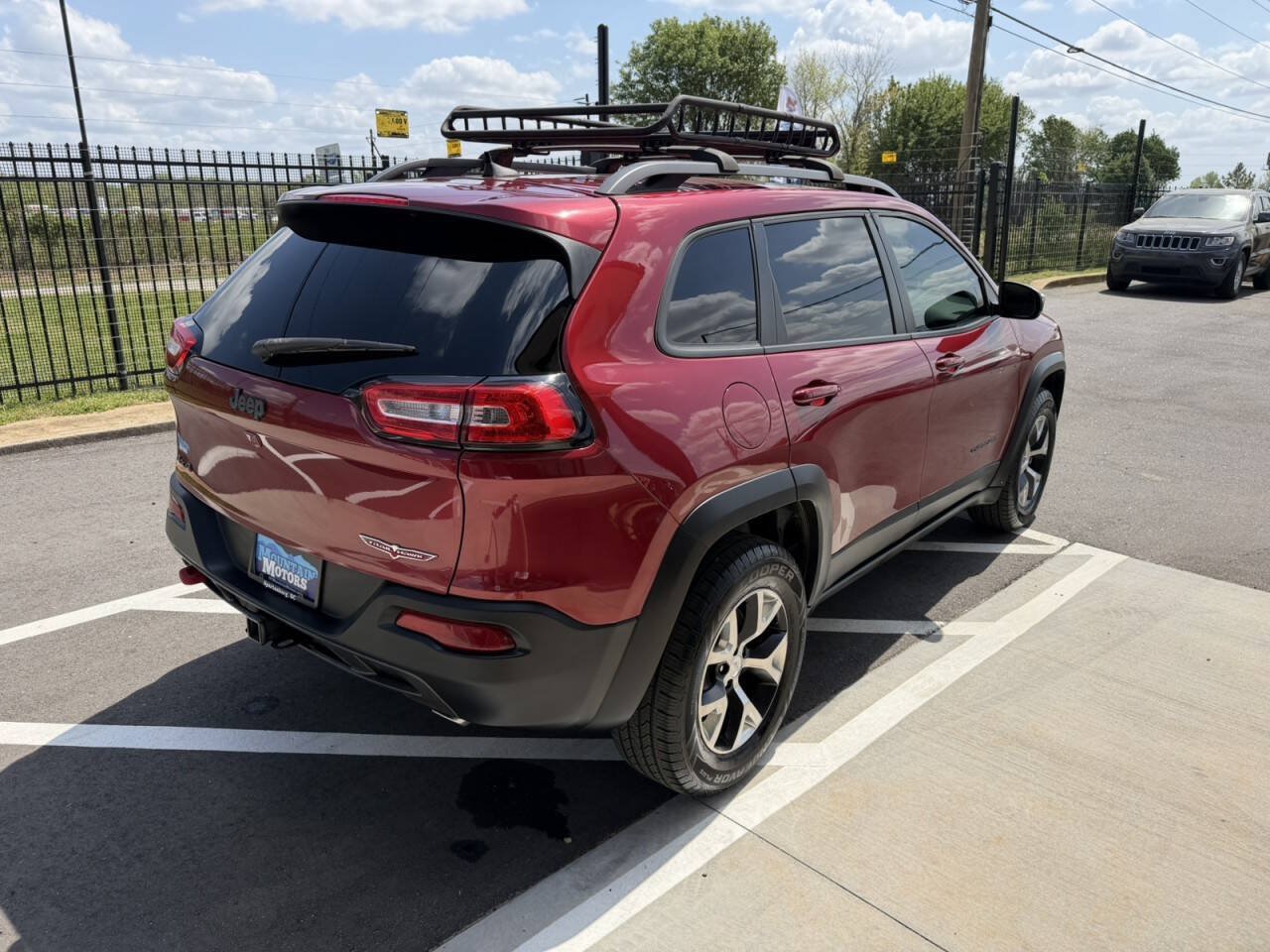 Used 2017 Jeep Cherokee Trailhawk AWD/4WD image 6
