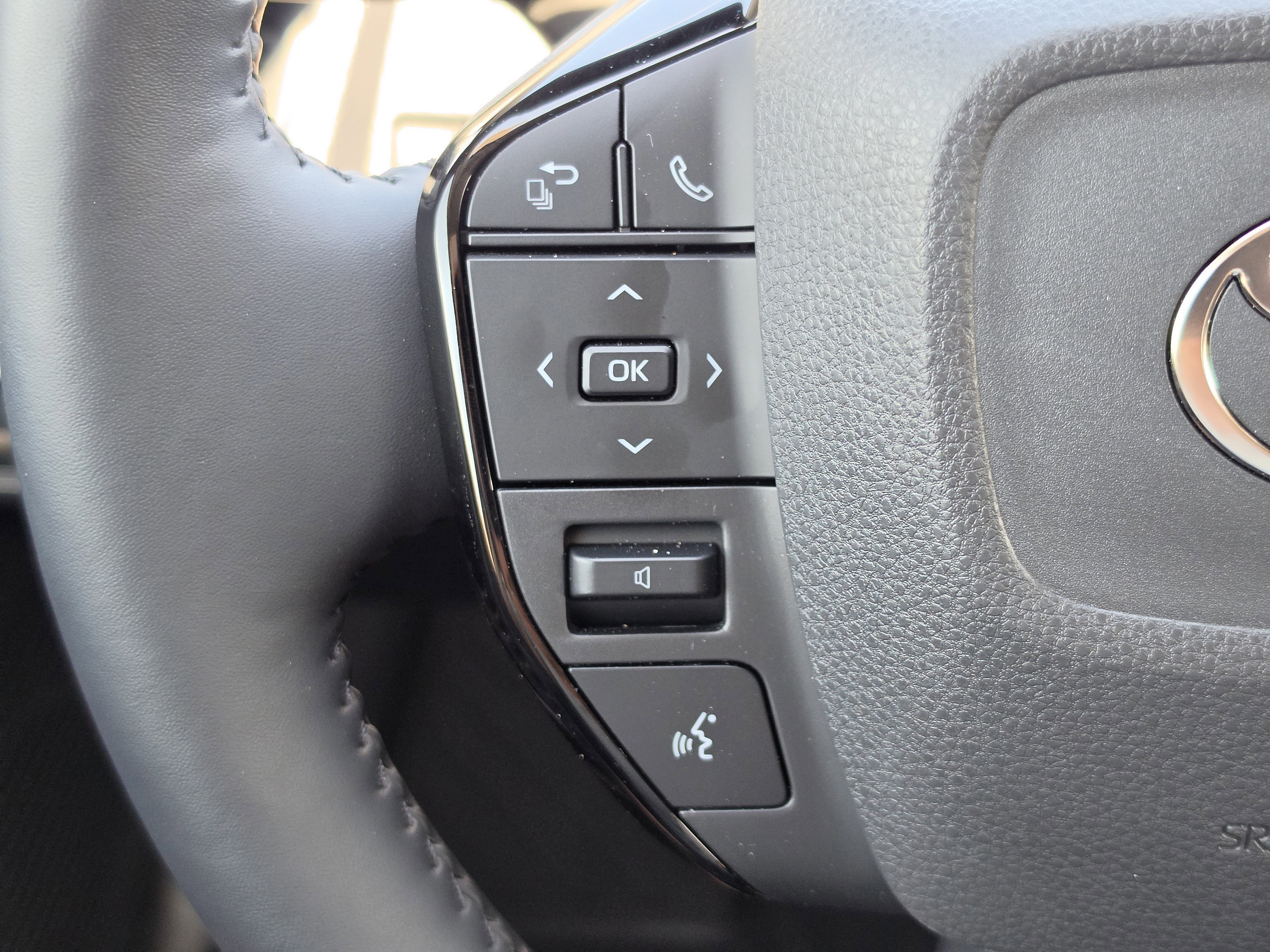 Used 2025 Toyota Prius XLE FWD image 17