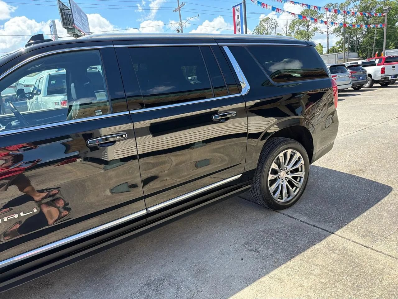 Used 2021 GMC Yukon XL Denali w/ Denali Premium Package RWD image 7