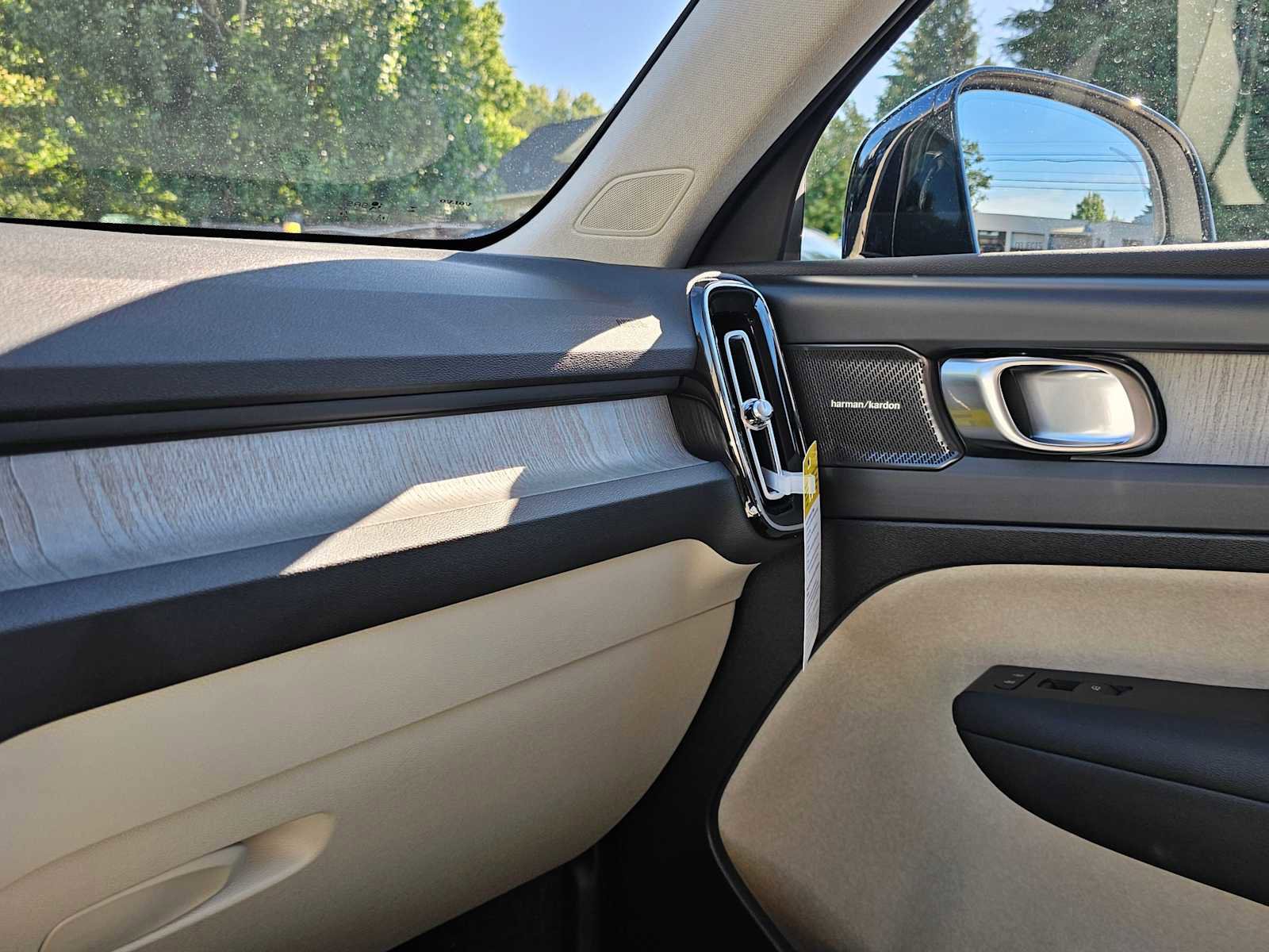 New 2025 Volvo XC40 B5 Plus w/ Climate Package image 26