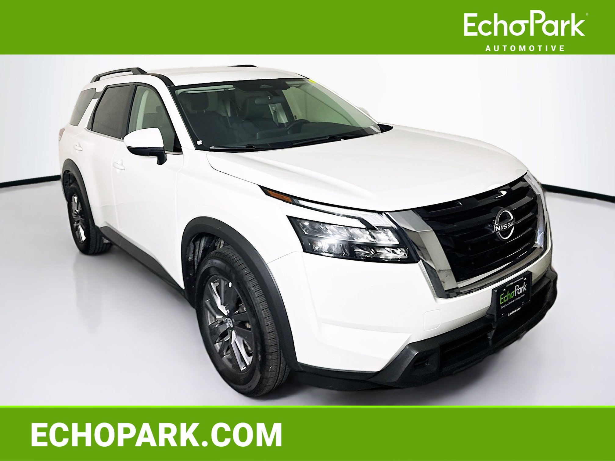 Used 2025 Nissan Pathfinder SV image 1