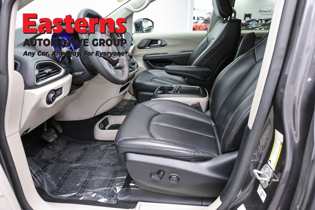 Used 2023 Chrysler Pacifica Touring-L FWD image 14