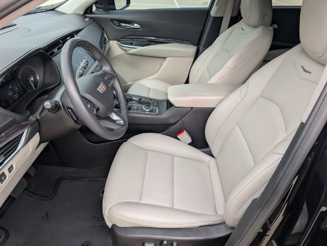 Used 2022 Cadillac XT4 Luxury w/ Cold Weather Package FWD image 8
