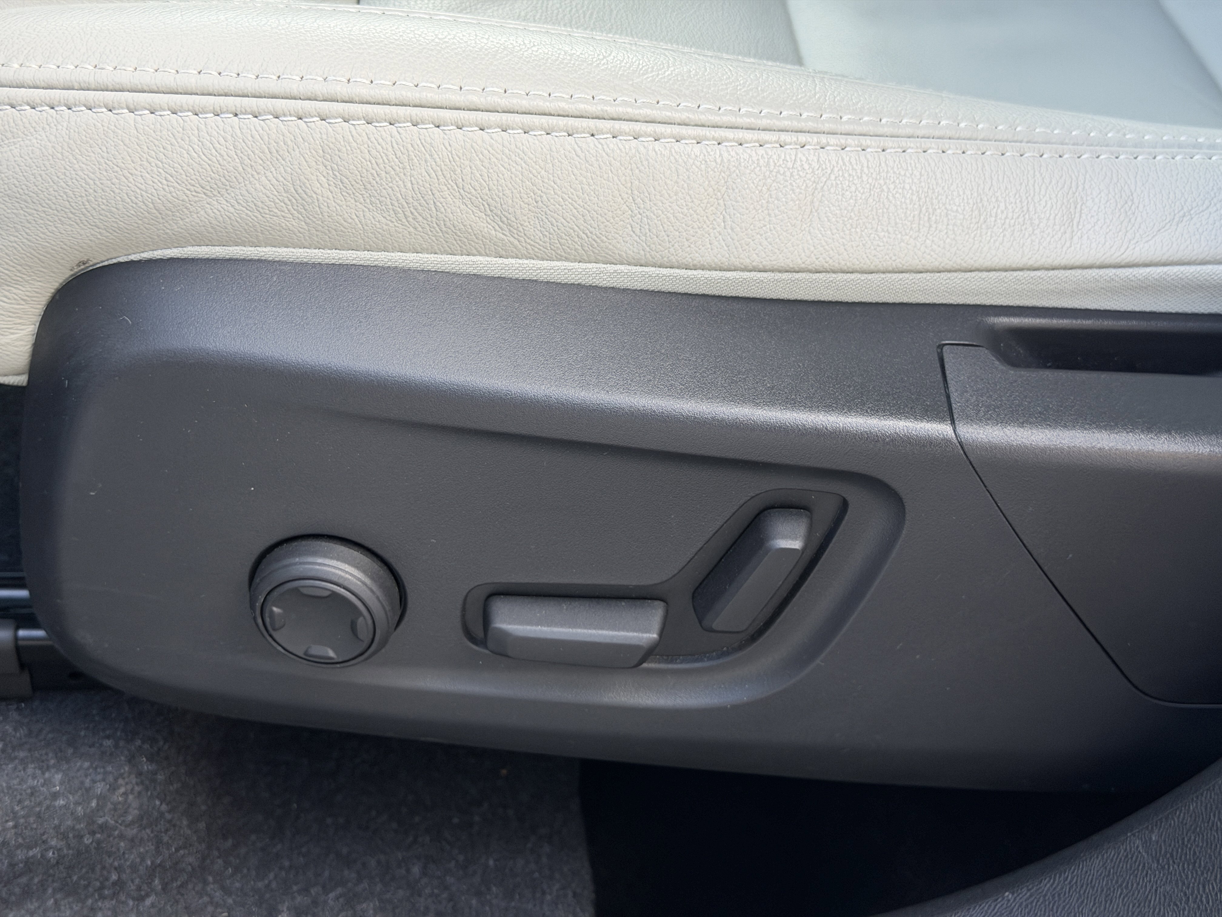 Certified 2023 Volvo XC40 B5 Plus w/ Protection Package Premier image 19