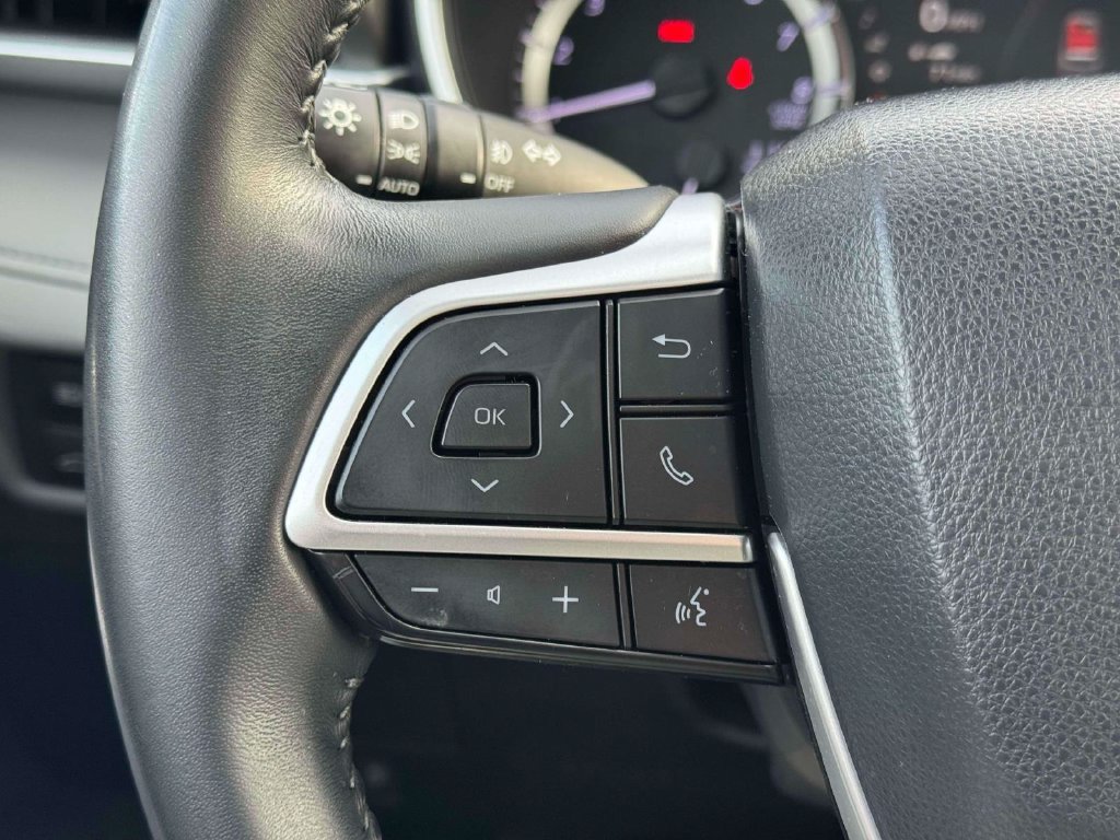 Used 2023 Toyota Highlander XLE AWD/4WD image 25