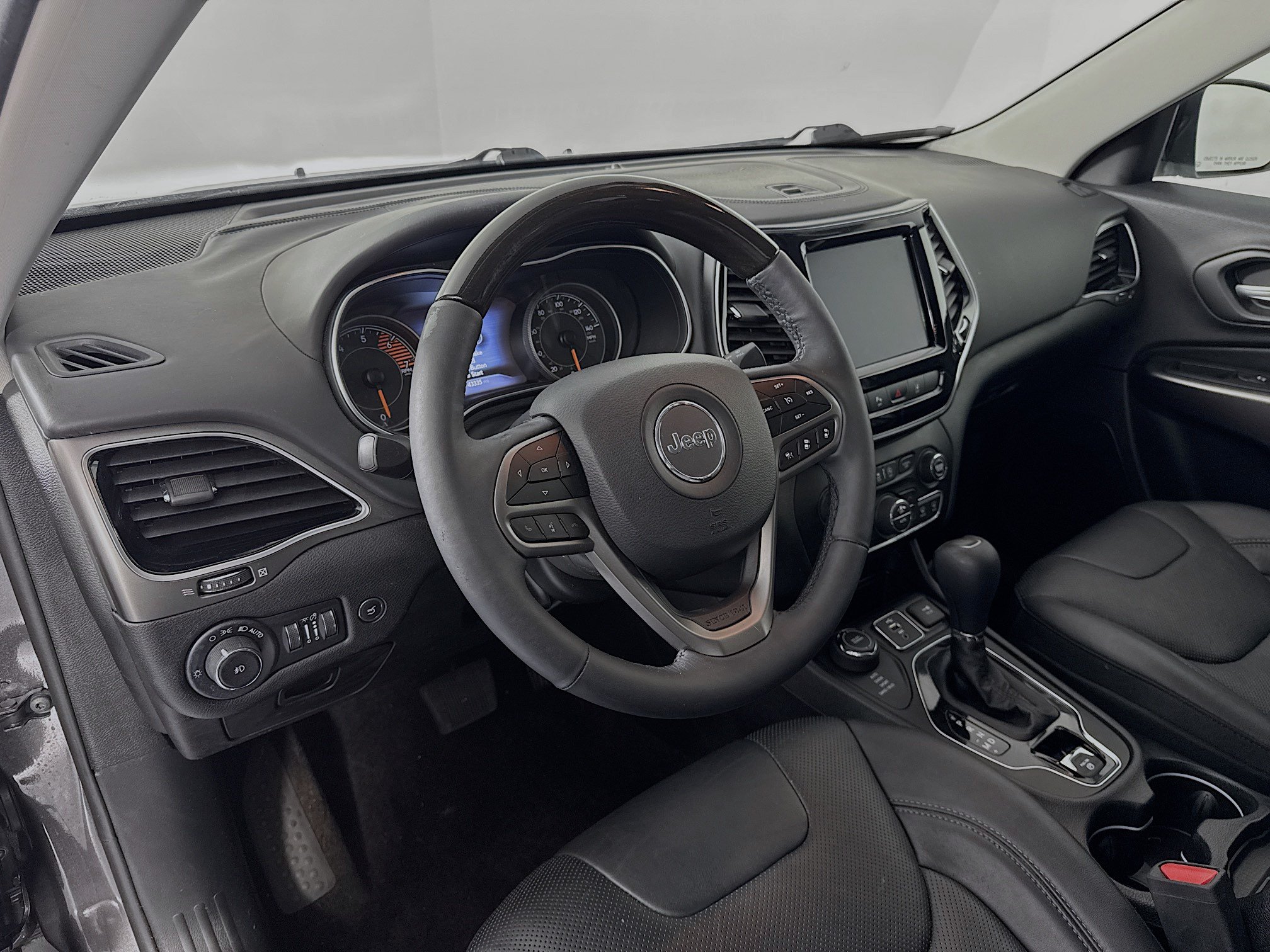 Used 2019 Jeep Cherokee Overland w/ Technology Group AWD/4WD image 9