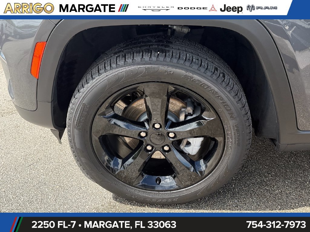 Certified 2025 Jeep Grand Cherokee Limited w/ Black Appearance Package RWD image 19