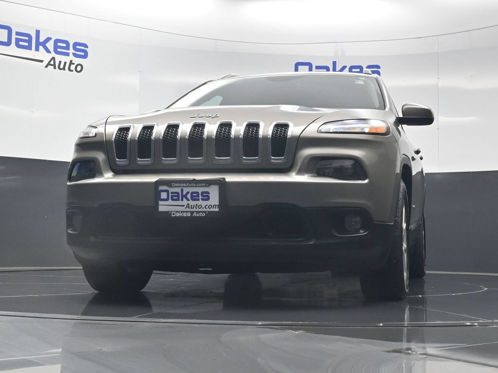 Used 2017 Jeep Cherokee Latitude w/ Cold Weather Group FWD image 35