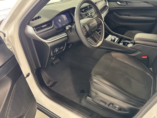 Used 2023 Jeep Grand Cherokee Altitude AWD/4WD image 15