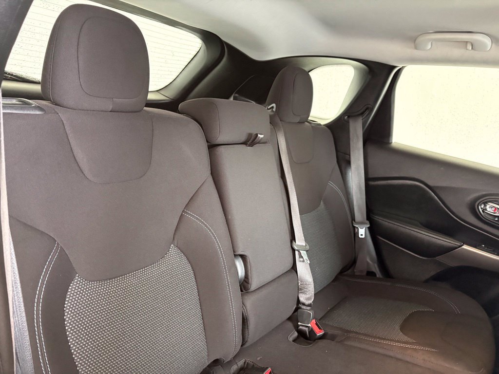 Used 2020 Jeep Cherokee Latitude FWD image 34