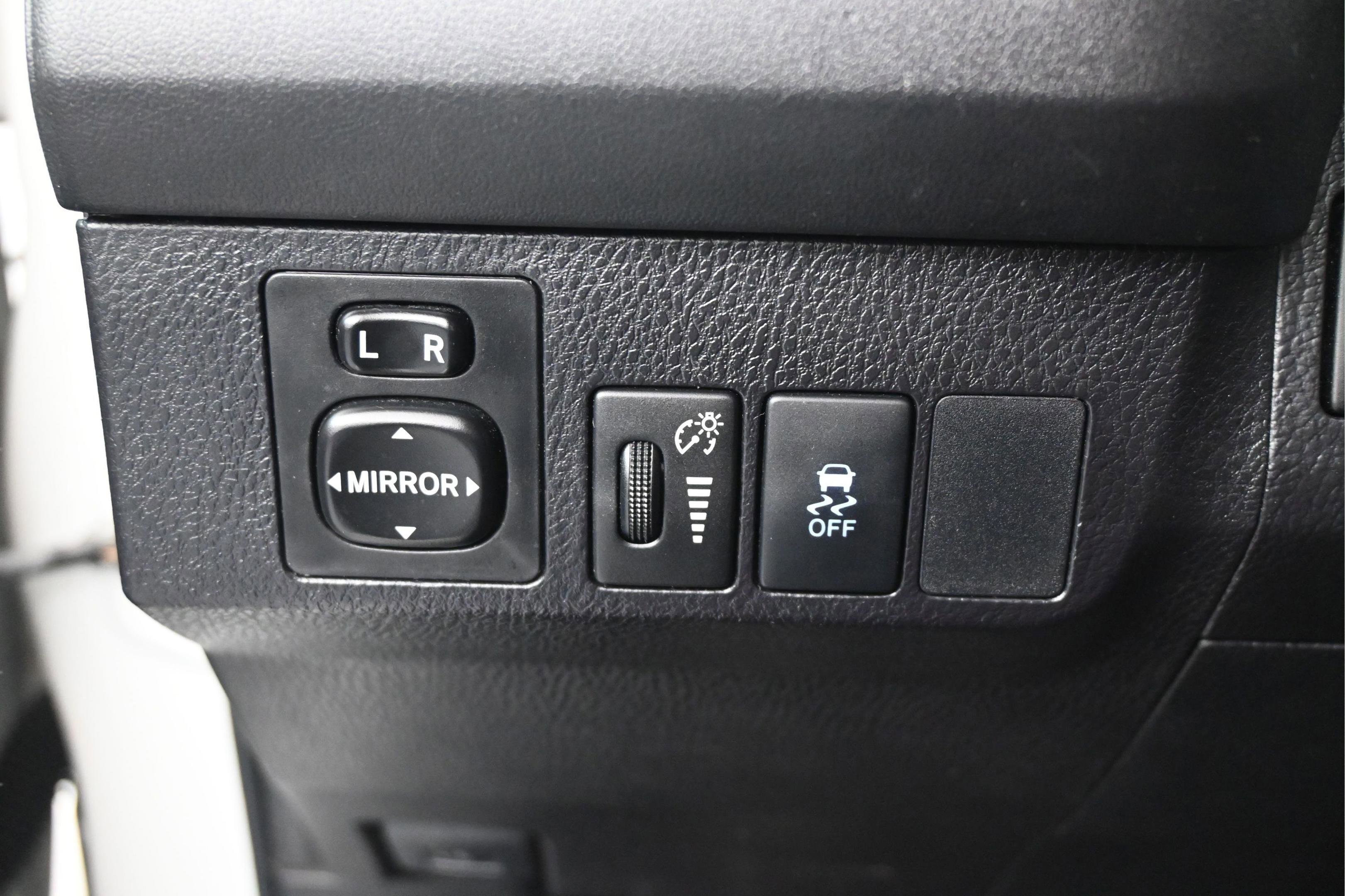 Used 2015 Toyota RAV4 LE AWD/4WD image 32