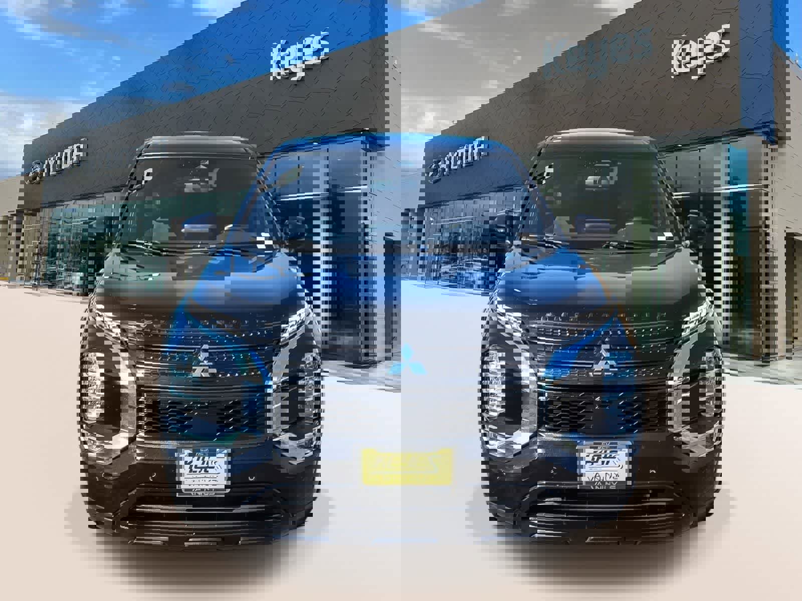 Used 2023 Mitsubishi Outlander SE image 2