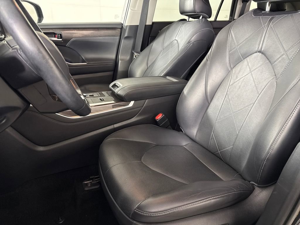 Used 2021 Toyota Highlander Platinum image 10