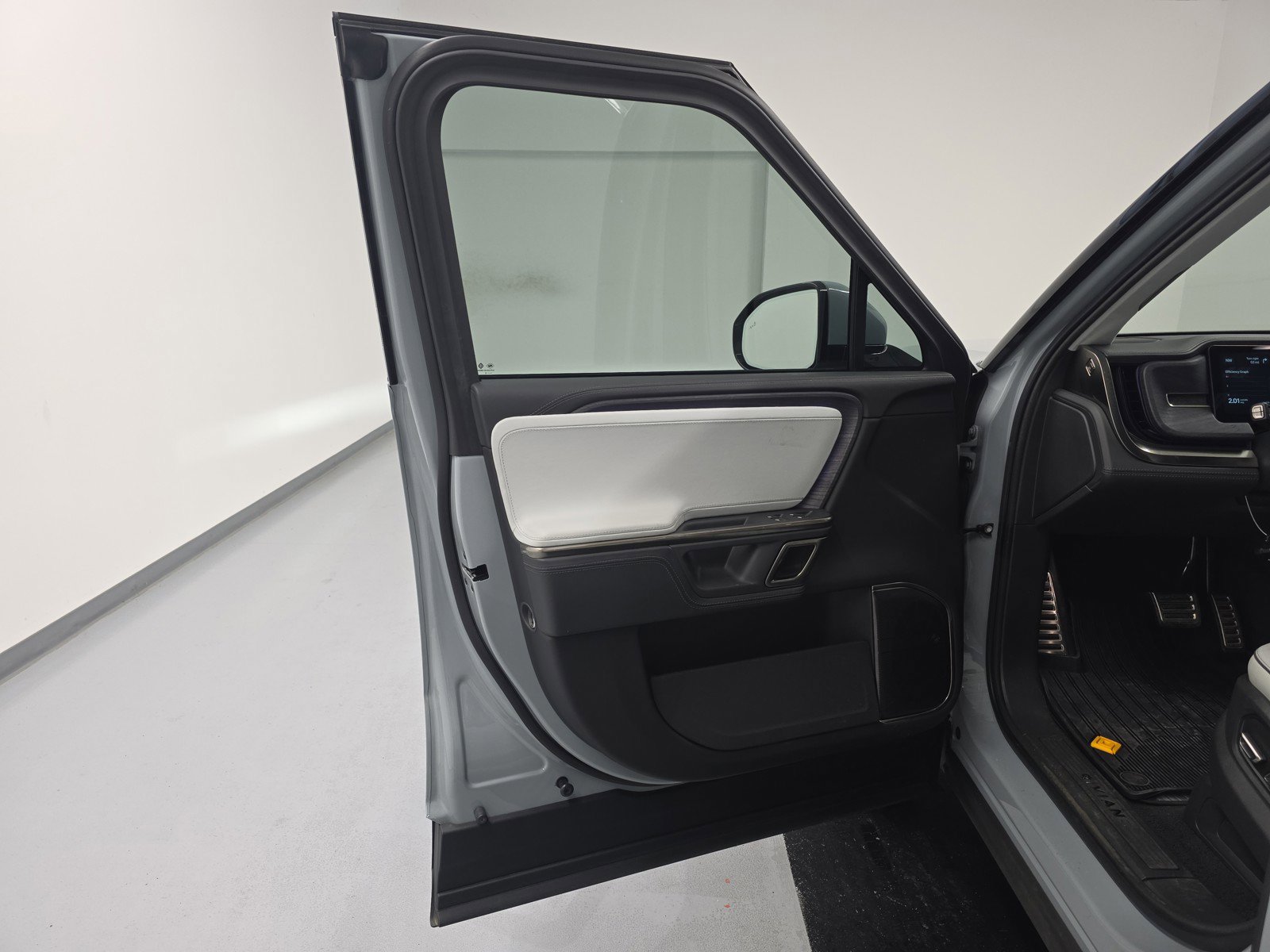 Used 2024 Rivian R1S Adventure AWD/4WD image 16