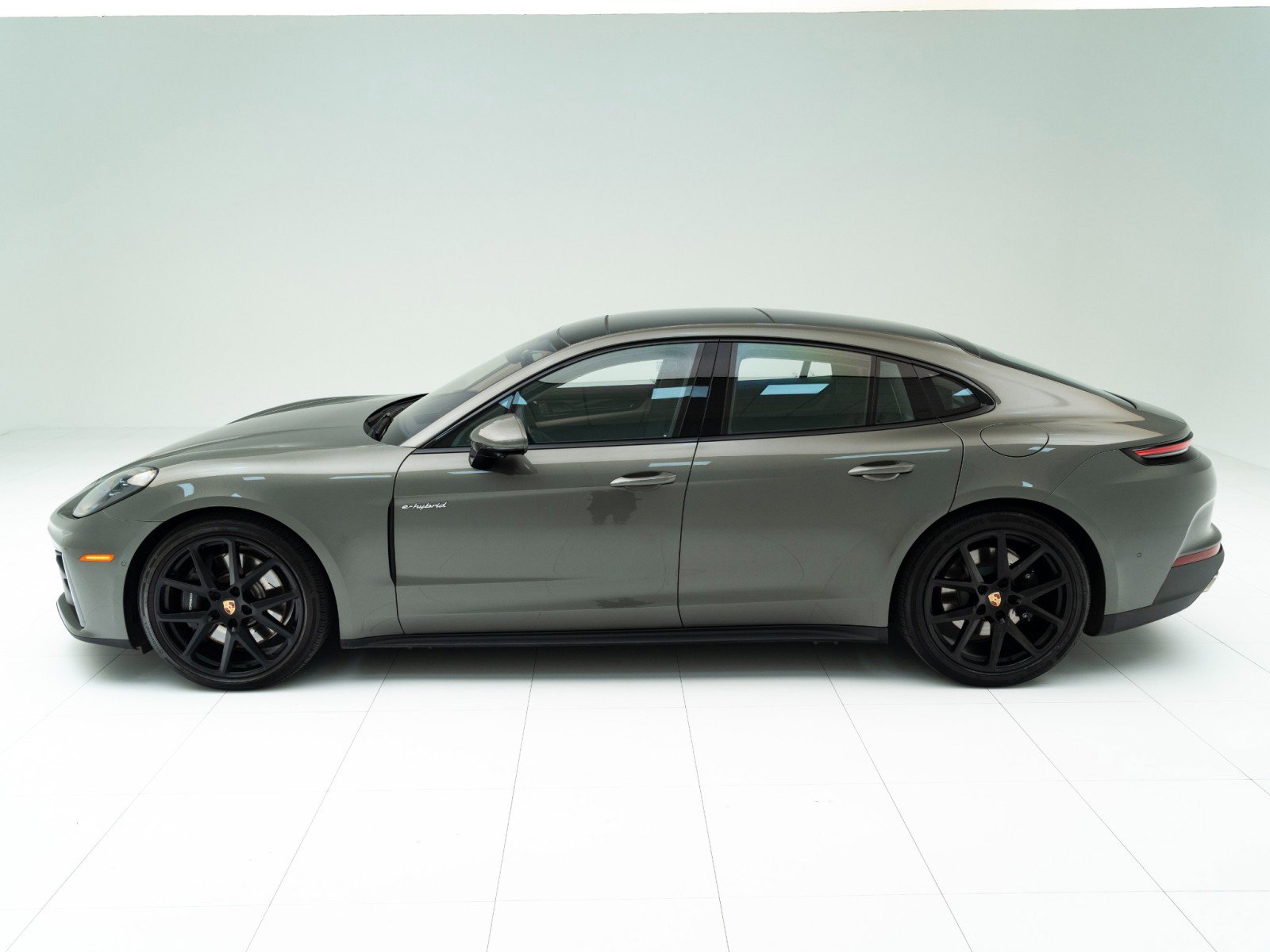 Used 2025 Porsche Panamera 4 image 2