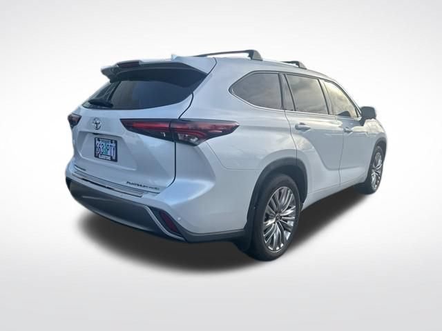 Used 2024 Toyota Highlander Platinum AWD/4WD image 3