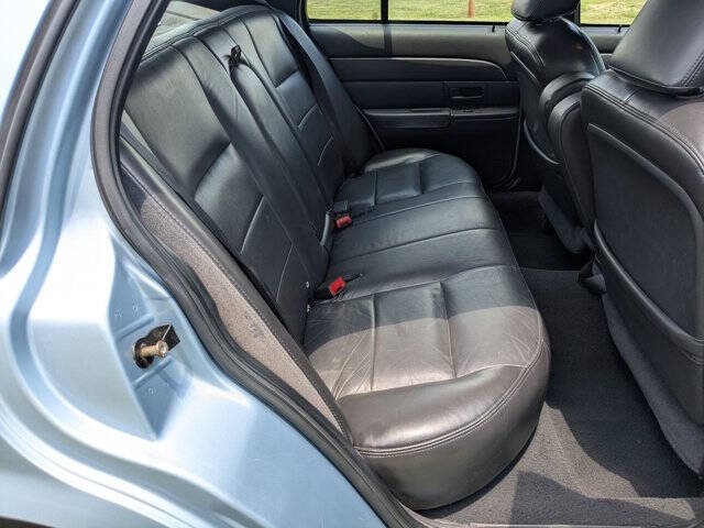 Used 2003 Ford Crown Victoria LX RWD image 28